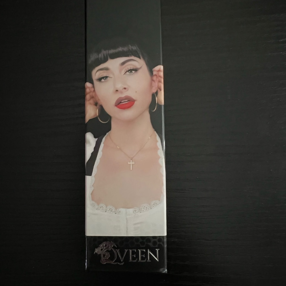 Qveen Studio lip liner duo